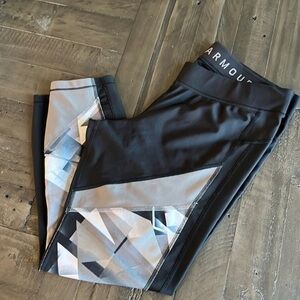 Under Armour Women's HeatGear No-Slip Waistband Mid-Rise Capris​